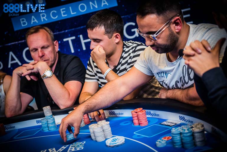 Três homens sentados jogando poker