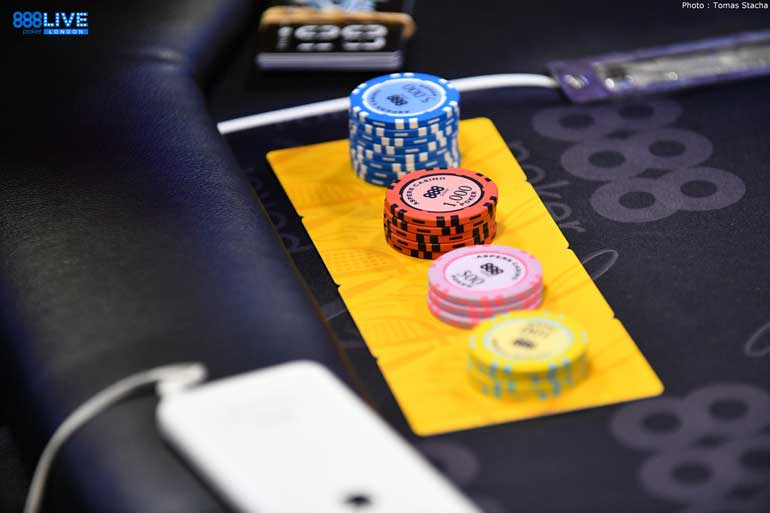 Fichas de poker sobre a mesa