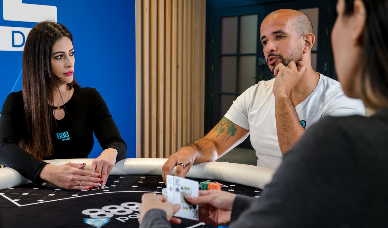 Homem e mulher jogando poker
