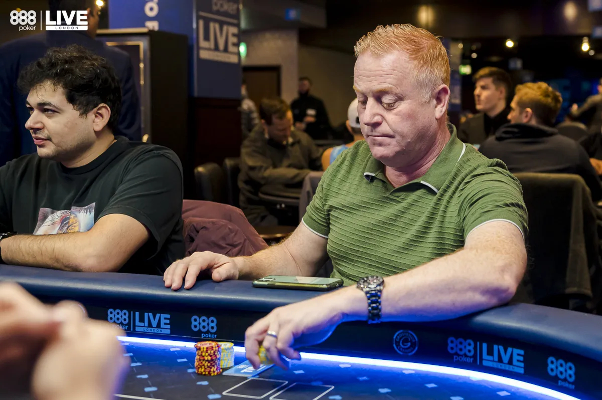 Homem joga poker 