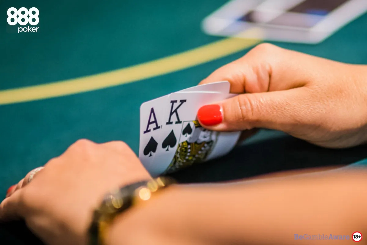 Mulher vê suas cartas