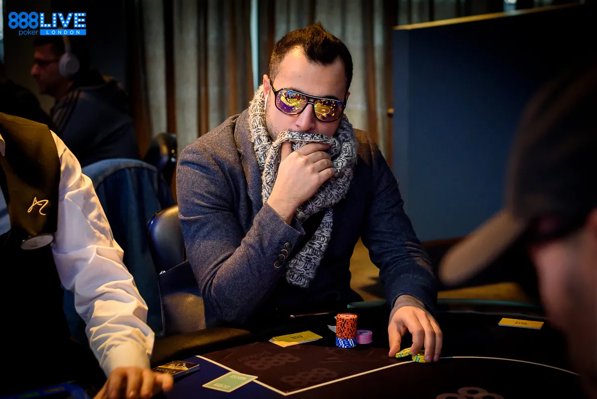 Homem com cachecol joga poker