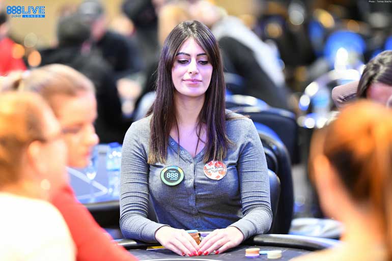 Mulher à mesa de poker