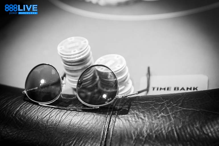 Óculos e fichas em uma mesa de poker