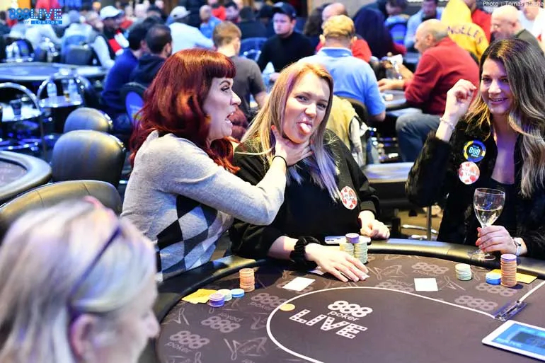 Mulheres em um jogo de poker