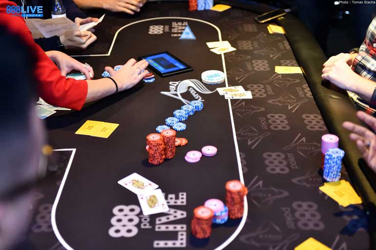 Mesa de poker com fichas e cartas