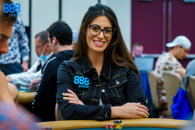 Jogadora da 888 à mesa de poker