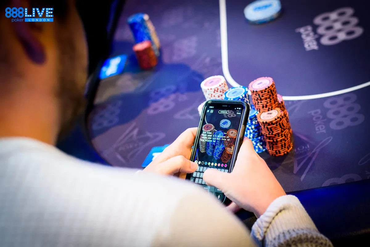 Homem fotografa mesa de poker