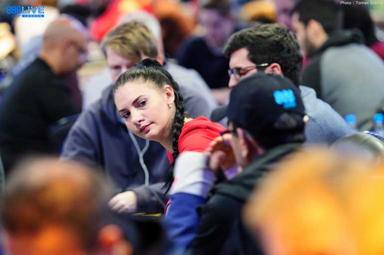 Mulher observa durante jogo de poker