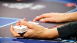 Mão feminina segura um deck de cartas