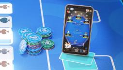 Fichas de poker e smartphone com app de poker online