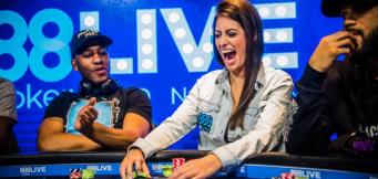 Mulher comemora so vencer pote no poker