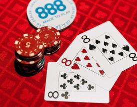 Cartas e fichas na mesa