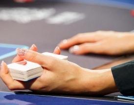 Mão feminina segura um deck de cartas
