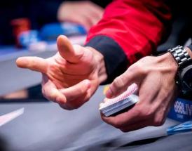Dealer dá cartas em jogo de poker