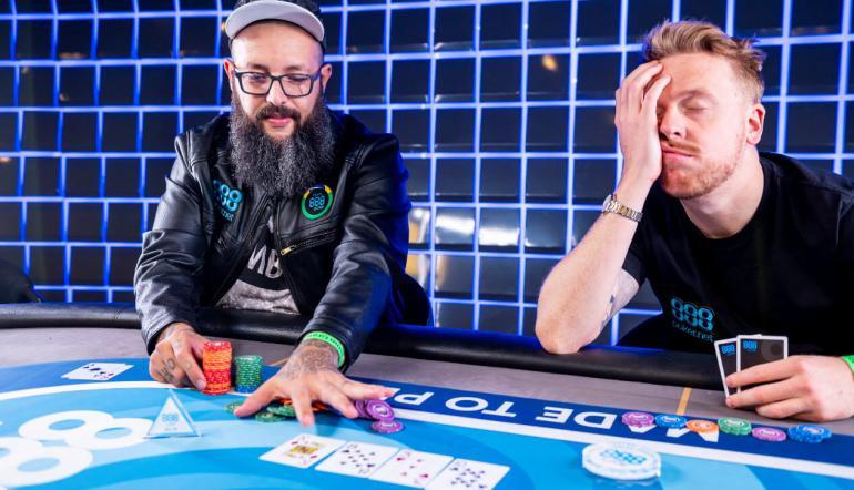Homens jogam poker