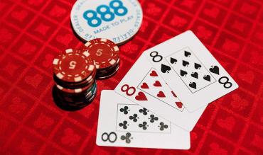 Cartas e fichas na mesa