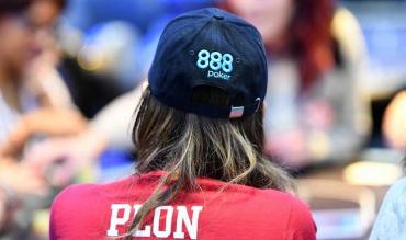 Mulher jogando poker com boné da 888
