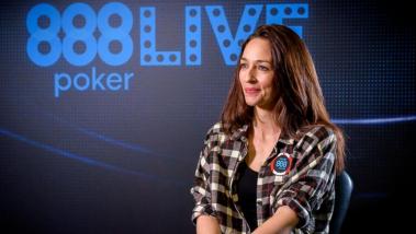 Mulher com button da 888poker