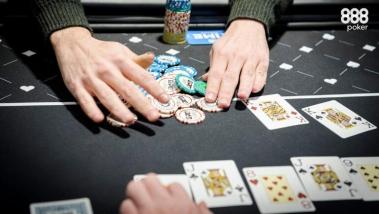 Fichas e mesa de poker