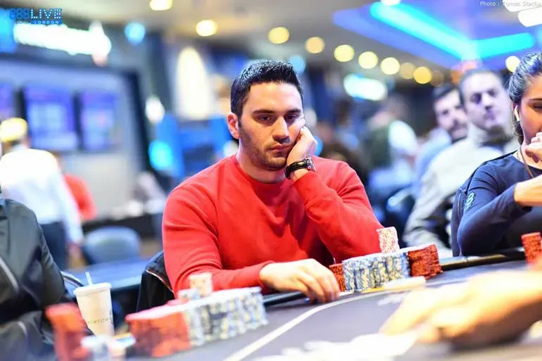 Homem pensativo jogando poker