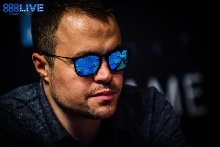 Homem jogando poker com óculos espelhados