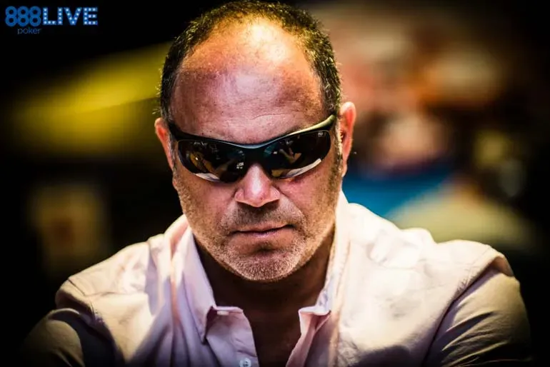 Homem com óculos escuros jogando poker