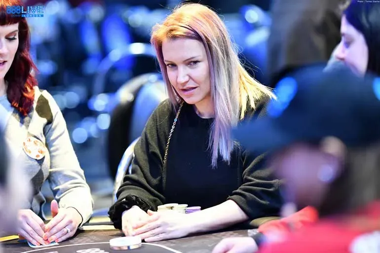 Mulheres em um jogo de poker