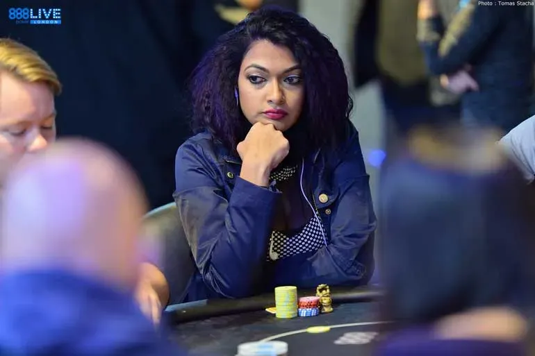 Mulher jogando poker