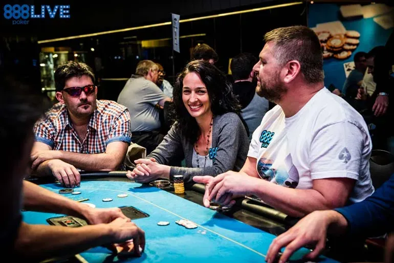 Pessoas jogando poker