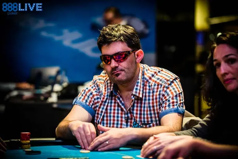 Homem de óculos escuros joga poker
