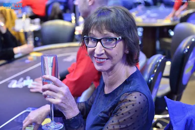 Mulher com taça de espumante e óculos transparentes