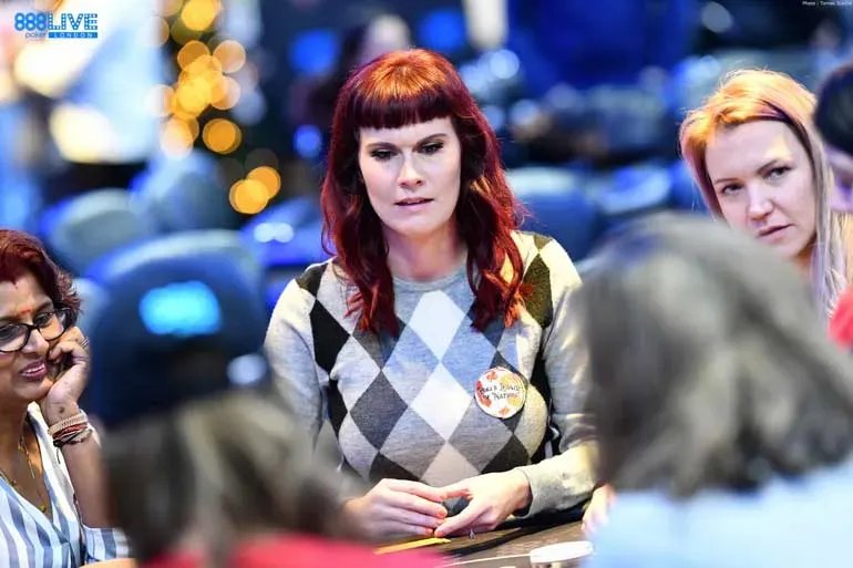 Mulher jogando poker